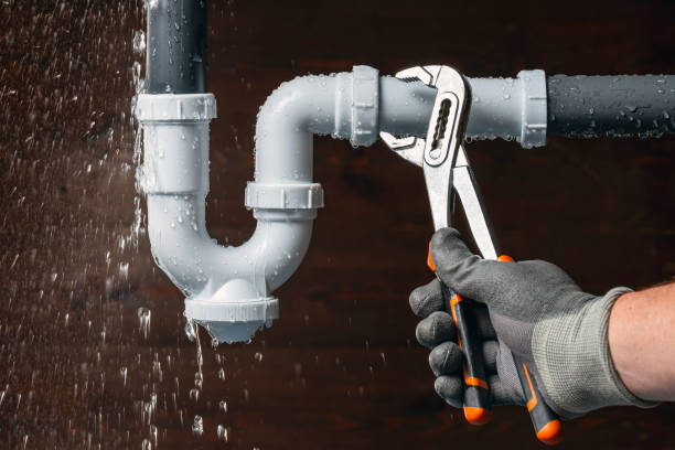 Professional Emergency Plumber technician working in Markham, VA